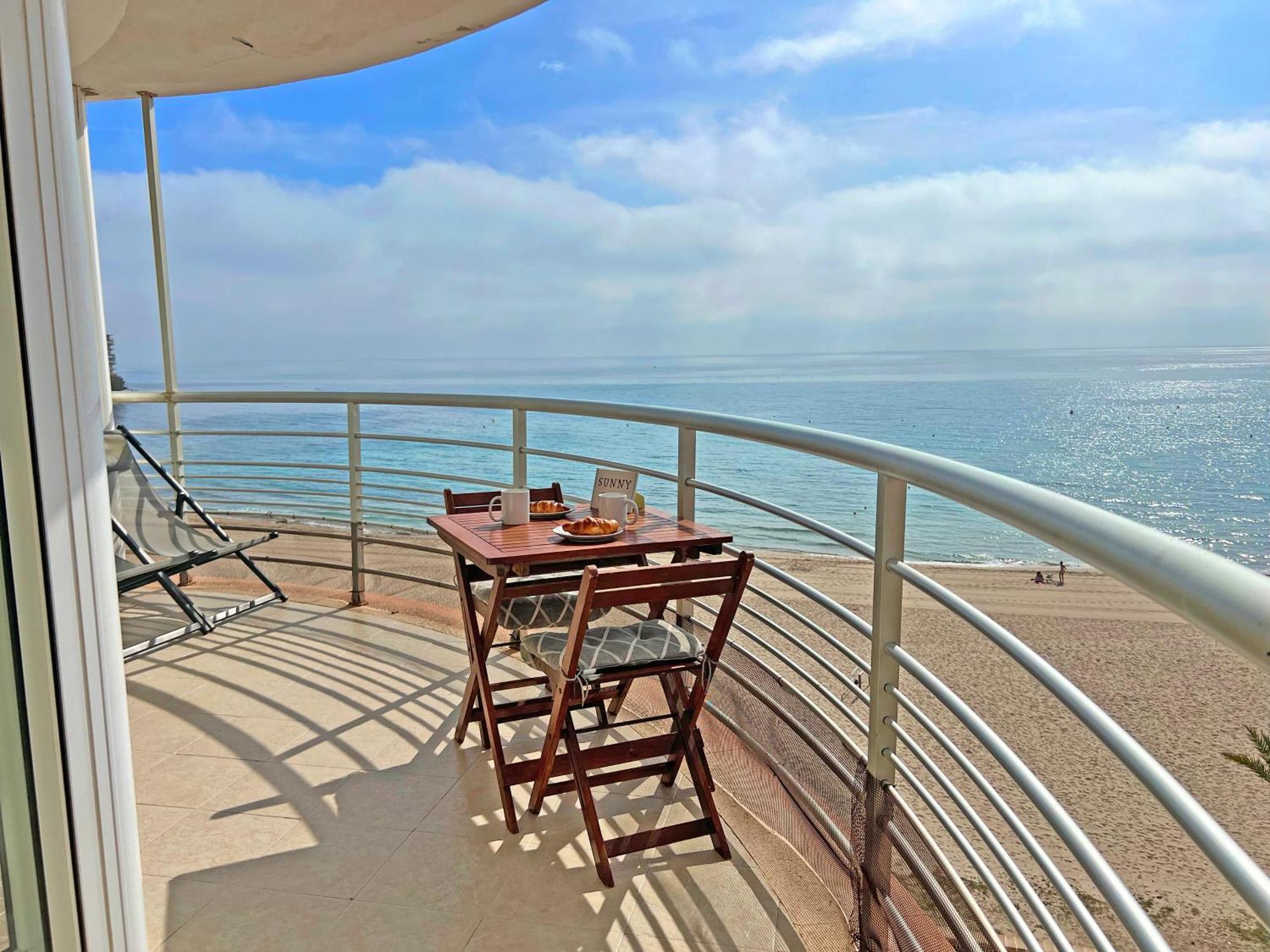 Atico Frente Al Mar 2 Terrazas Barbacoa Y Parking Sujeto A Disponibilidad Apartman El Campello Kültér fotó